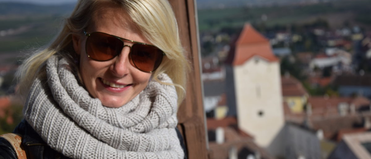 Eva-Maria Flucher mit Schal am Aussichtsturm